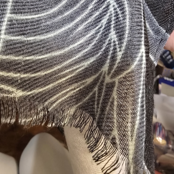 OSFM NWOT Boutique Kimono 37.5Long 34.5ptp Blk Floral Raw Fringe Hem Soft! - Picture 6 of 13